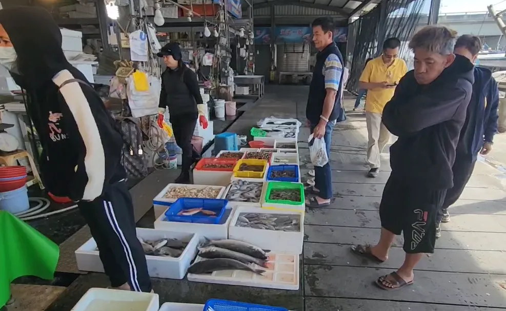 大批民眾與餐廳業者湧入彰化線西塭仔港搶買烏魚。（圖／中天新聞）