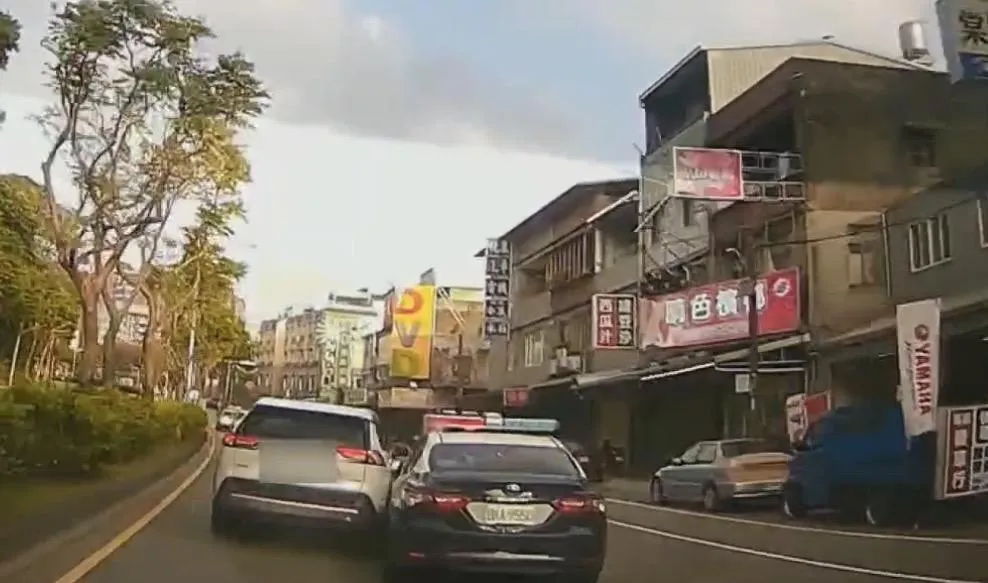 女子開車衝撞警車。(圖/翻攝畫面)