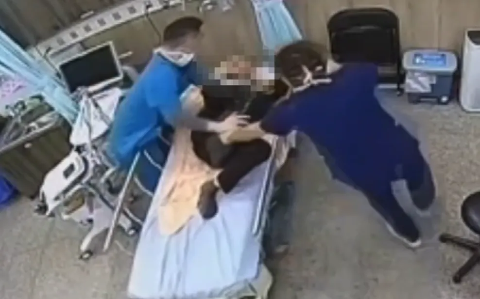 南投縣竹山鎮一名50歲蕭姓男子酒後就醫,竟在東華醫院急診室內對醫護人員施暴,毆打兩名正在為他止血的護理師。(圖/警方提供)