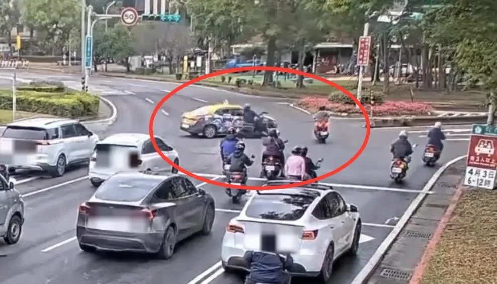 計程車疑因搶快撞上2台機車。(圖/翻攝畫面)