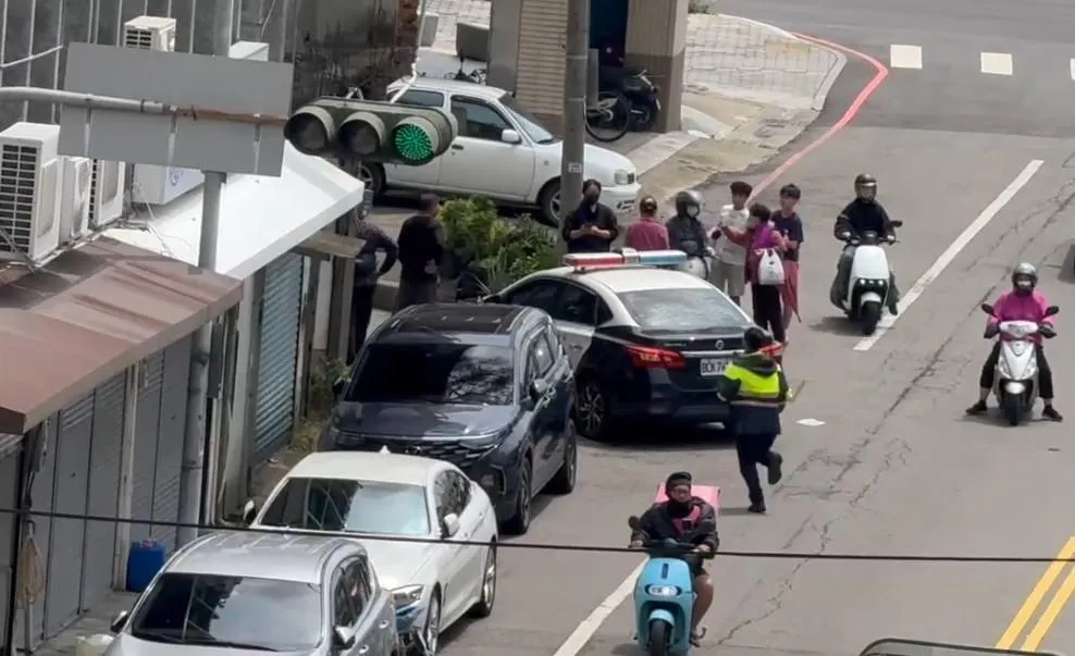 一名男子持刀在街上環市路一段附近遊蕩，警方獲報趕抵現場。（圖／翻攝畫面）