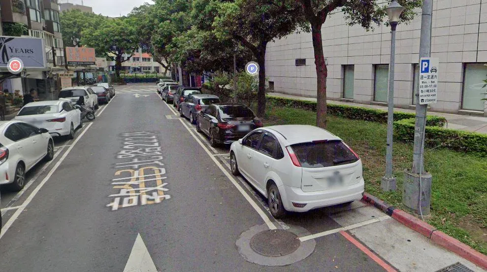 車輛牌照一旦報停、繳銷或註銷,不管是行駛或停放於公共道路,經查獲後仍須補徵使用牌照稅。(示意圖/Google Maps)