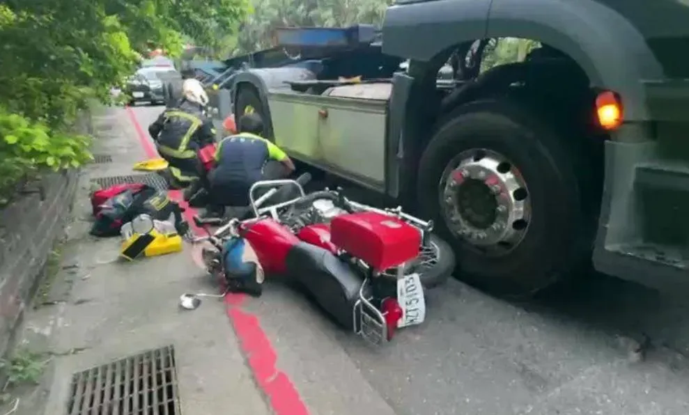 基隆發生貨櫃車與機車擦撞車禍。（圖／翻攝畫面）