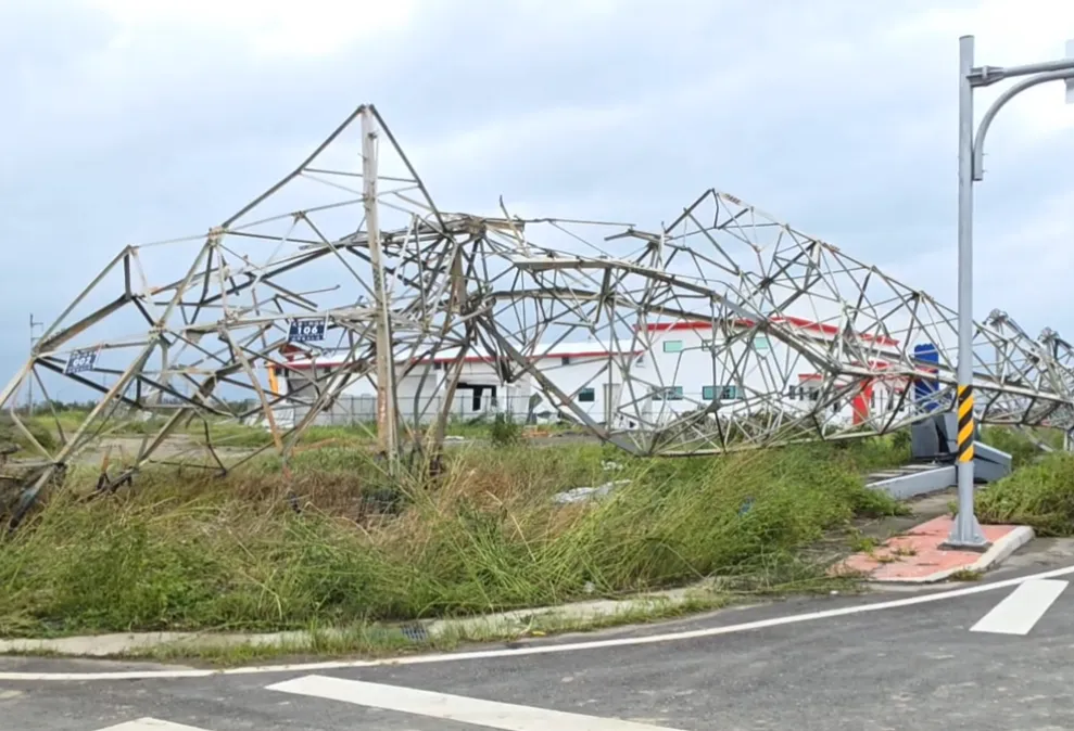 丹娜絲造成全台超過650支電桿、共3座電塔倒塌，創歷史紀錄。（圖／中天新聞）