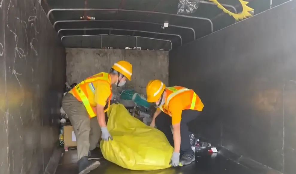 資深清潔員因將舊電鍋贈給拾荒維生的長者，遭依貪污罪起訴。（圖／中天新聞）
