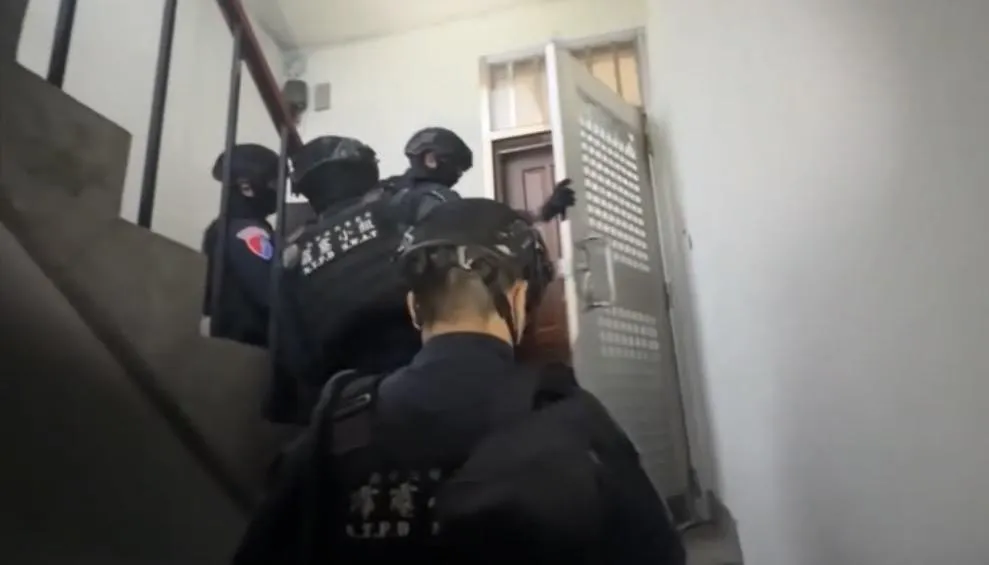 警方攻堅逮捕討債集團成員。（圖／翻攝畫面）