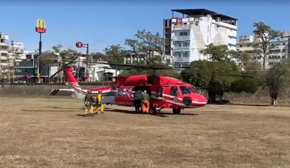 直升機30日吊掛運送林男遺體，中午成功降落台中市東勢河濱公園。（苗栗縣消防局提供）