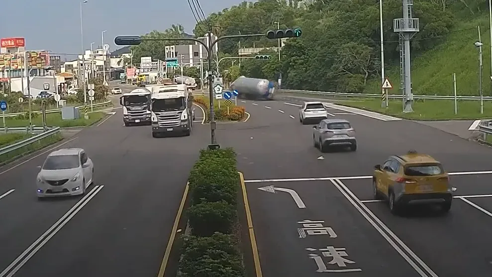 瓦斯槽車疑似車速過快加上轉彎不慎失控翻覆。（圖／翻攝畫面）