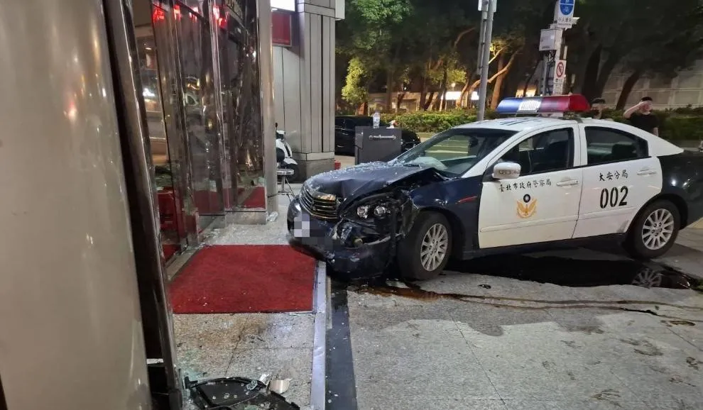 台北市大安區日前發生警車疑煞車失靈衝撞大樓門柱。（圖／資料畫面）