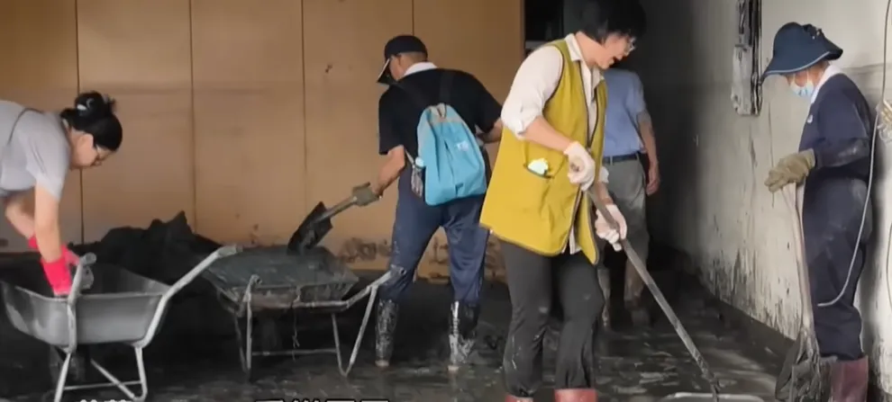 花蓮馬太鞍溪堰塞湖潰堤造成嚴重災情，全台各縣市民眾自動自發投入志工行列。（示意圖／中天新聞）
