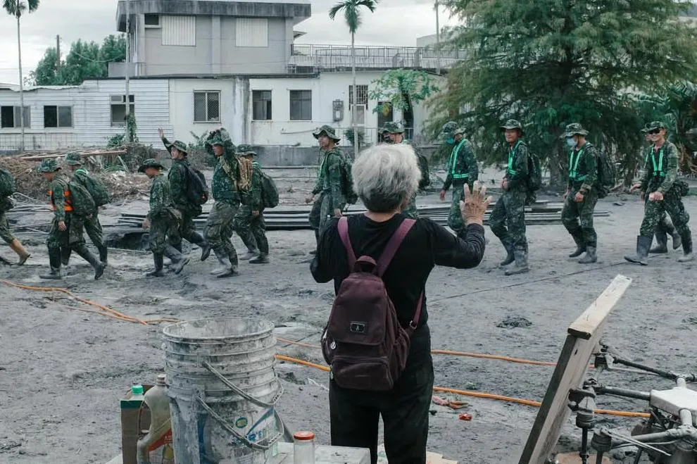 民眾熱烈鼓勵國軍支援救災。（圖／陸軍司令部提供）