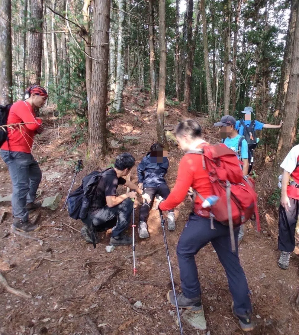 台中某高中登山社團16日前往和平區馬崙山健行，一名16歲男學生不慎跌倒導致右膝受傷無法行走，老師立即通報求援，消防人員歷經數小時救援，最終順利將傷者安全護送下山。（圖／台中市消防局提供）
