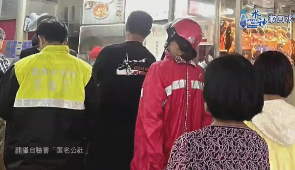 網友拍下消防員買便當畫面，上網發文公審，引起外界熱議。當時詹能傑（左2）與另名穿消防員制服的同仁一起幫大家買便當。（圖／翻攝臉書匿名公社）