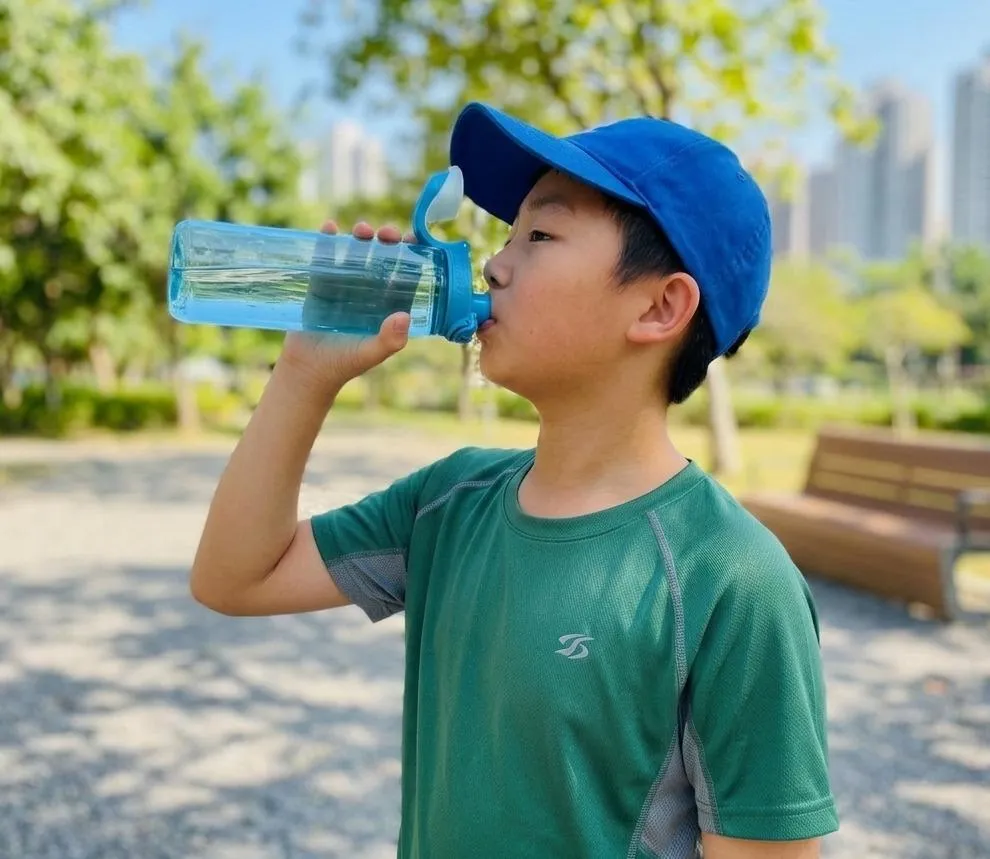 維持充足的水分與穩定作息，能促進循環建立健康防禦網。（圖／台南市立醫院）