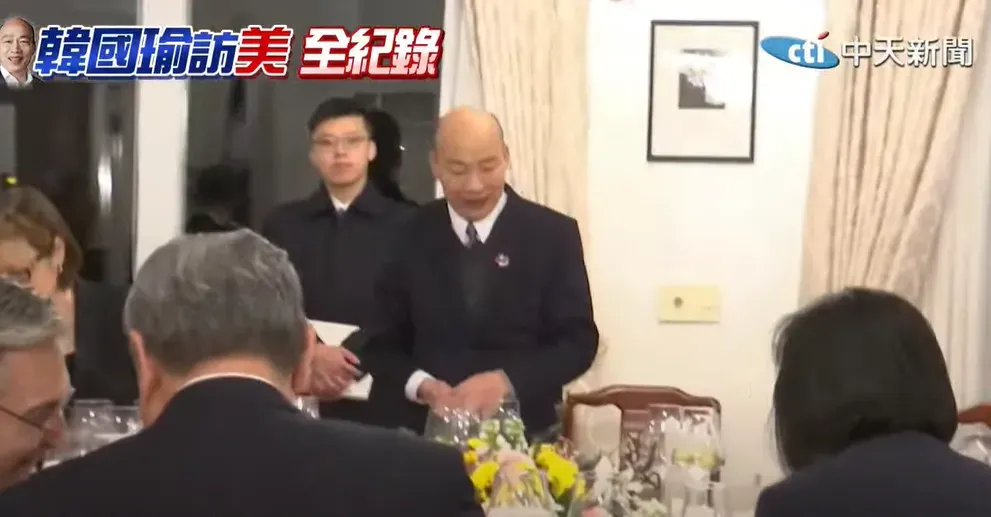 韓國瑜和在場貴賓準備用餐。（圖/中天新聞）
