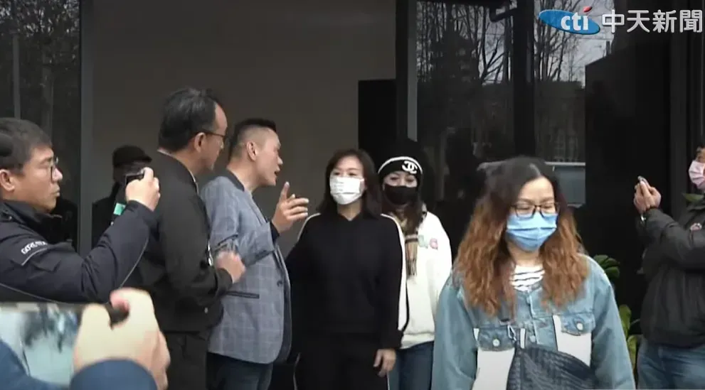 李彥秀(中間黑衣)23日現身柯爸靈堂。(圖/中天新聞)