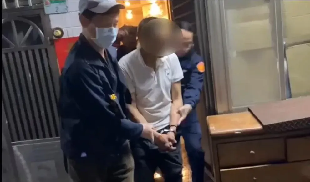 男子行竊回家躲床底被警方查獲到案。（圖／翻攝畫面）