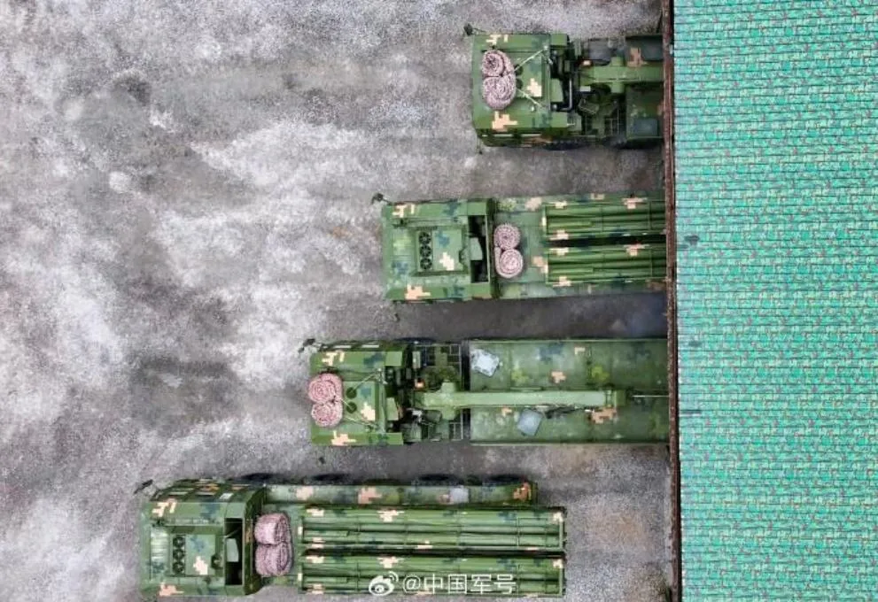 大陸「正義使命-2025」對台圍島軍演,演習全程採實彈射擊。(圖/翻攝微博「中國軍號」)