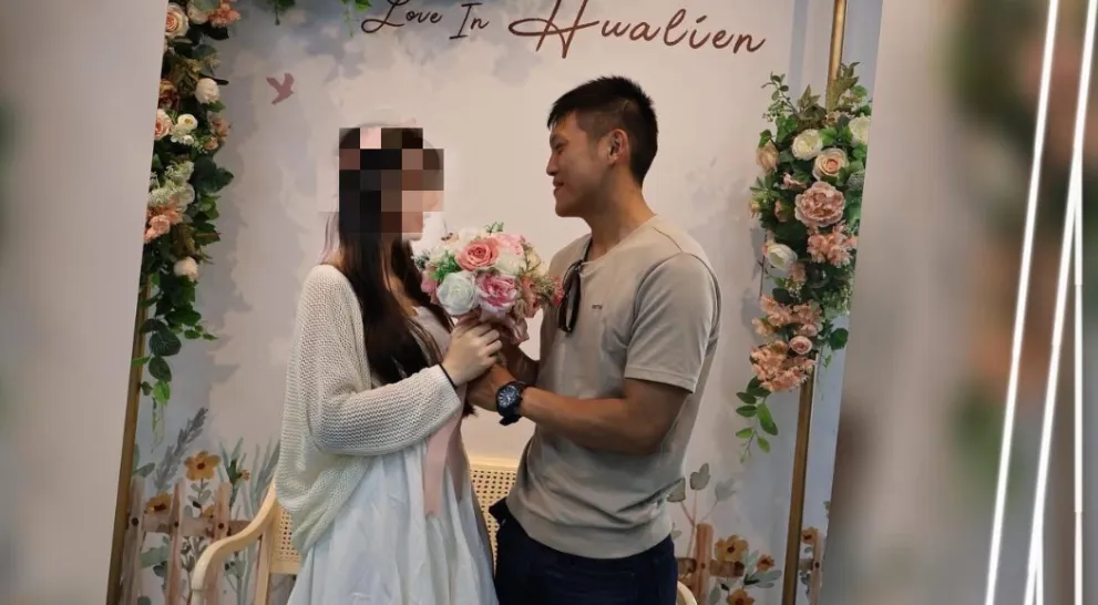 飛官辛柏毅與妻子去年完成結婚登記。（圖／翻攝畫面）