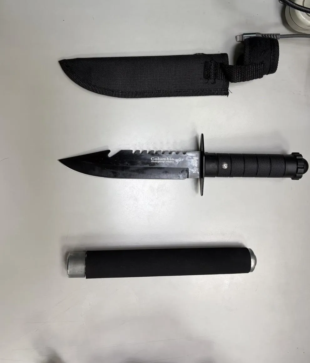 尤男向警方辯稱帶刀械為防身,警方現場依法查扣露營刀與甩棍。(圖/警方提供)