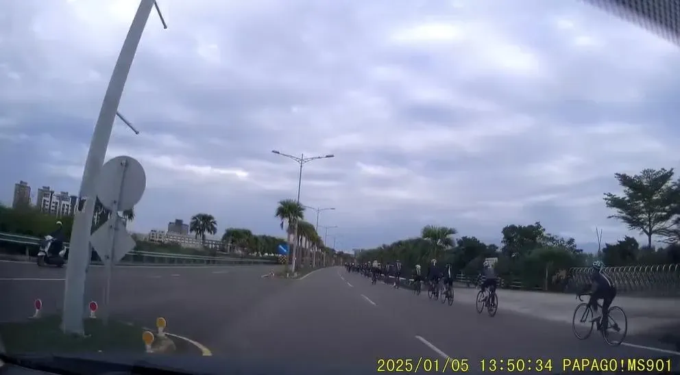 國小生的腳踏車之旅，領隊要求學生集體闖紅燈，旁邊的汽車駕駛傻眼。（圖／翻攝爆料公社）