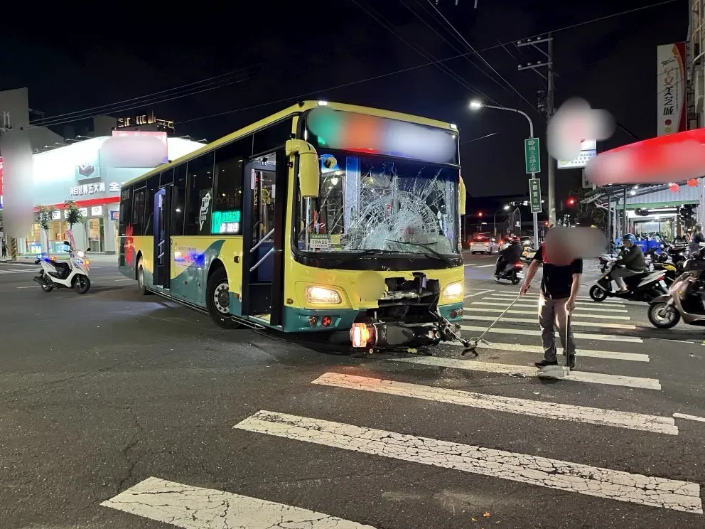 撞擊力道大,公車擋風玻璃裂成蜘蛛網狀。(圖/翻攝畫面)