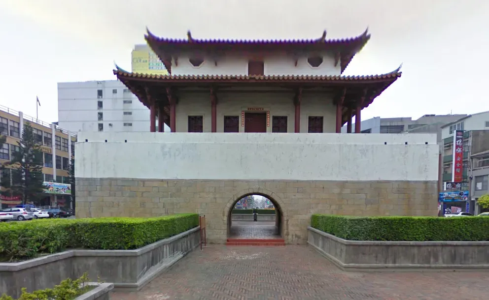 一名男子疑似為博眼球吸取流量，在國定古蹟迎春門前全裸跪地，並做出不雅動作擺拍後上傳至社群平台X。（圖/翻攝自Google Maps）