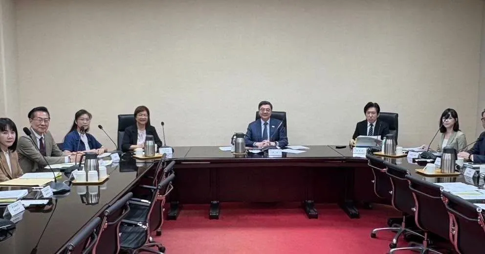 彰化縣長王惠美在臉書高調貼出跟行政院長卓榮泰的同框照。(圖/王惠美臉書)