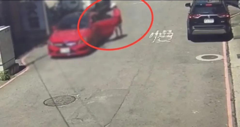 女子趁隙開左後車門躲在賓士車後座。(圖/翻攝畫面)
