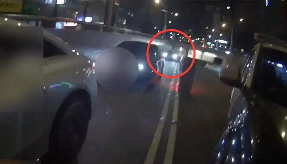 男子酒駕見警方臨檢倒車衝撞。（圖／翻攝畫面）