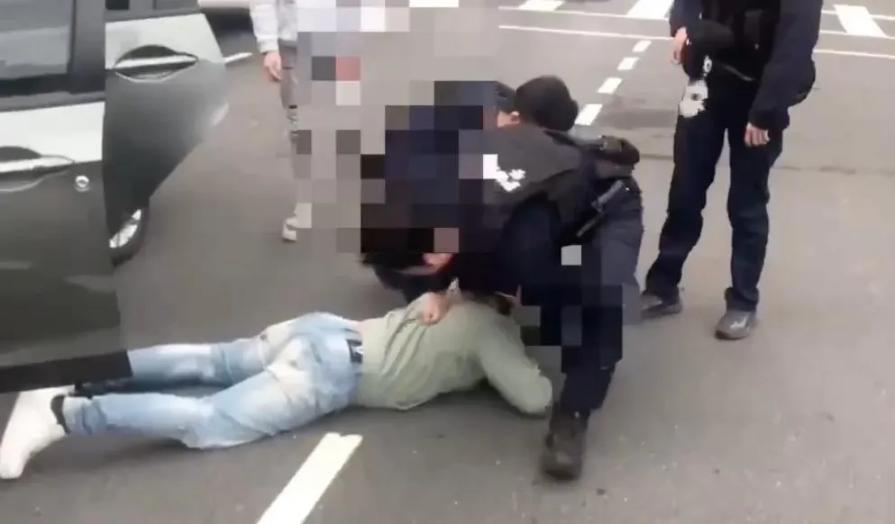 嫌犯周男遭警方壓制逮捕。(圖/翻攝畫面)