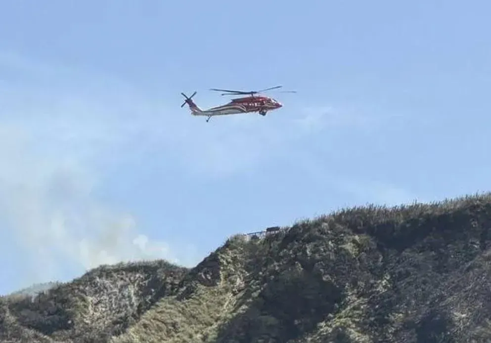 黑鷹直升機出動協助撲滅陽明山山火（圖／北市消防局提供）