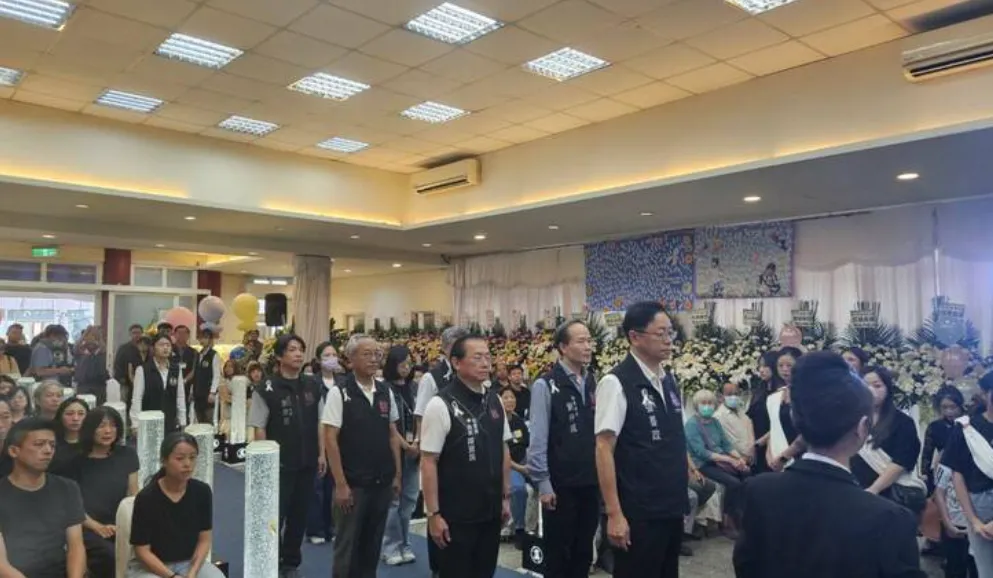 發生在8月底的中壢民宅惡火奪5死，今日家屬舉辦聯合告別式，桃園市長張善政率員前往弔祭致哀。（圖／桃園市政府提供）