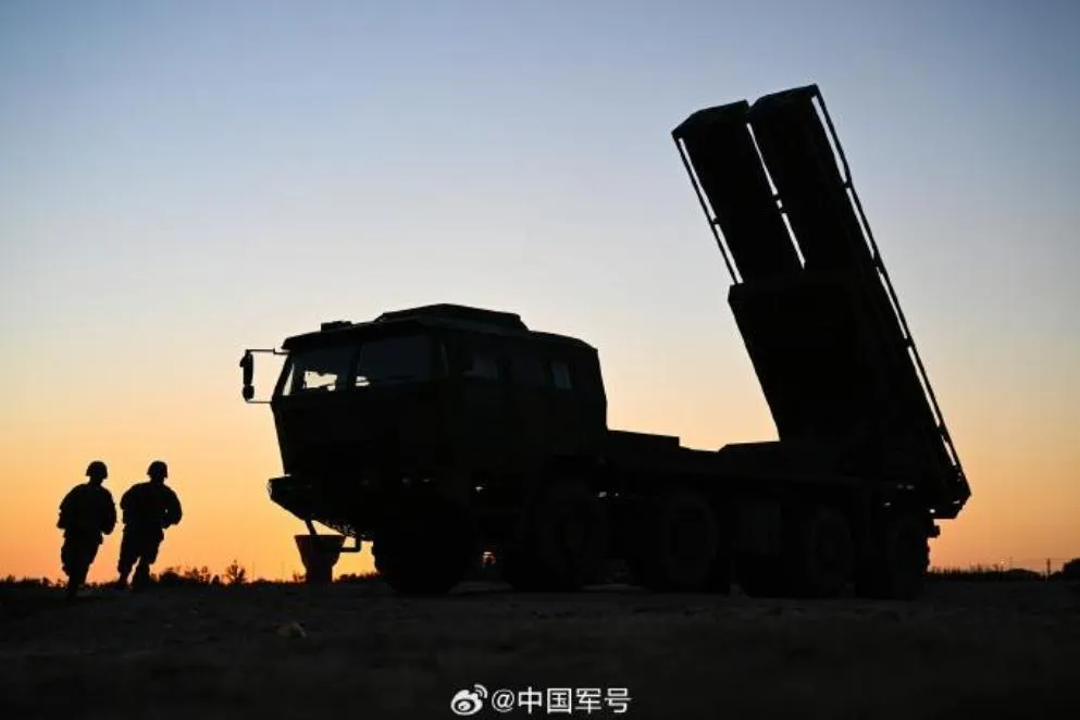 解放軍正義使命圍台軍演(圖/翻攝微博「中國軍號」)