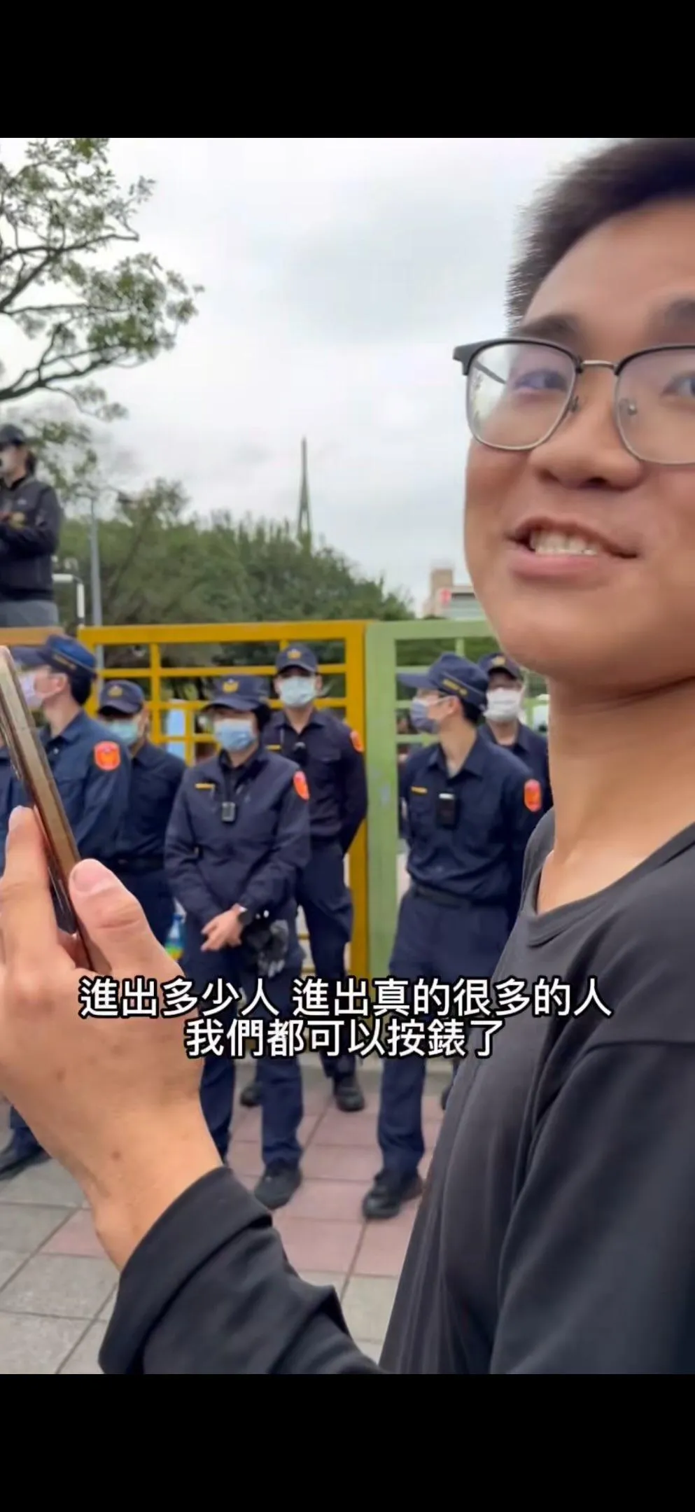 眼鏡男疑似出現在綠黨228抗議活動影片中。（圖／翻攝自Threads）