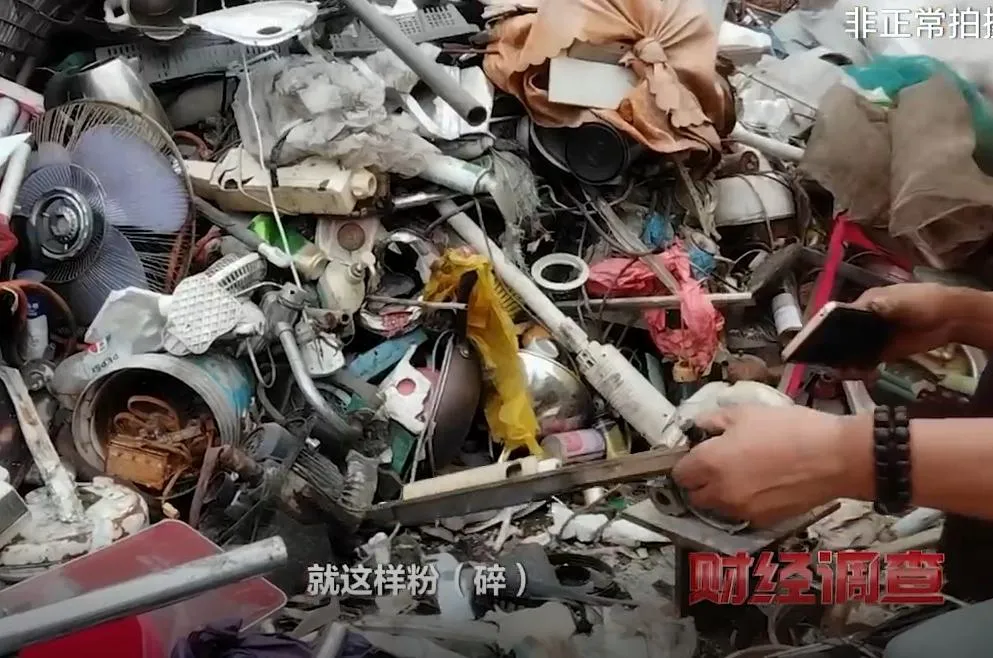 骯髒廢棄塑膠直接打碎回收。(圖/翻攝新浪微博)