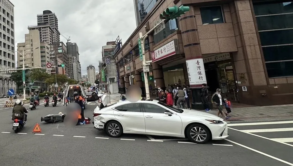 北市文山區今發生一起車禍。（圖／翻攝畫面）