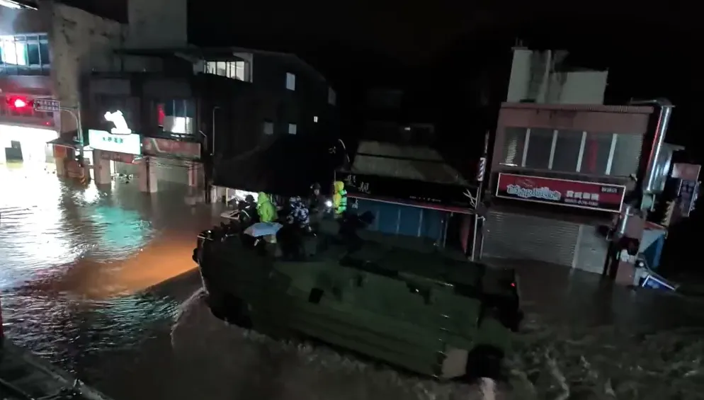 軍方出動AAV7兩棲突擊車前往救援。（圖／民眾提供）
