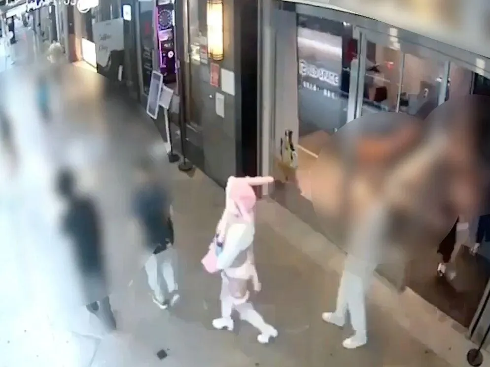 曾姓經紀人與3名女Coser在展場遭持槍擄走。（圖／警方提供）