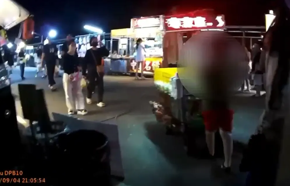 民眾發現男童小小年紀便自己擺攤工作，且現場始終未見家長陪伴。（圖／翻攝畫面）