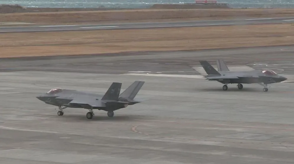 5日中午迫降在愛媛縣松山機場的美軍F-35戰鬥機。（圖／翻攝NNN）