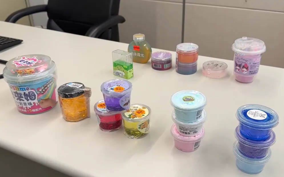 史萊姆黏土前排的五款被驗出硼元素超標。（圖／台中市法制局提供）