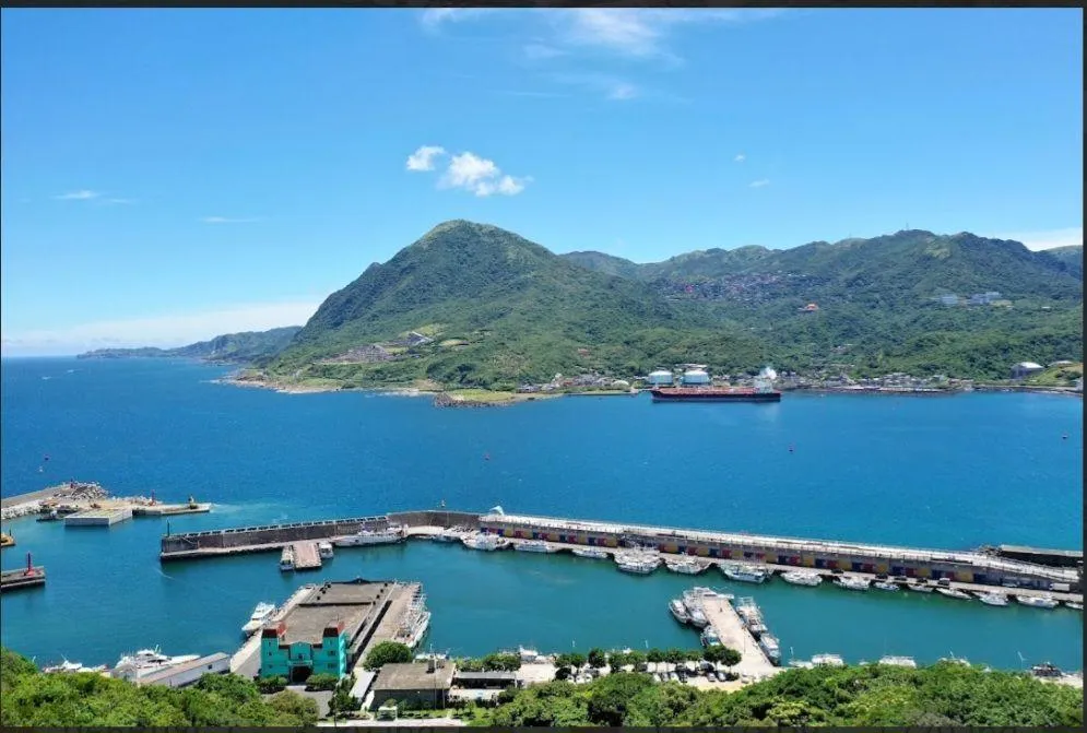 道場主席羅世新指出，從深澳漁港遠眺，整座基隆山宛如龍龜伏地，道場即設於龍首之處，形成全台唯一的龍龜寶穴大地理格局。（圖／基隆山姜太公道場提供）