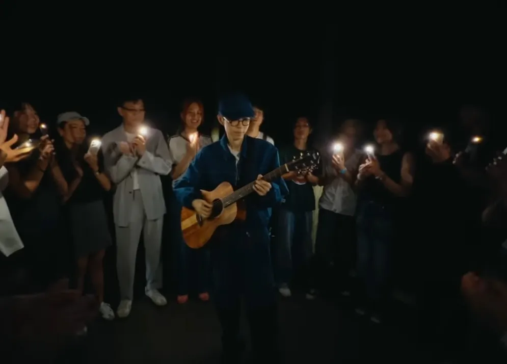 方大同消瘦的身影背著吉他自彈自唱。（圖／翻攝Khalil Fong 方大同YT）