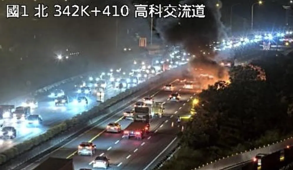 國道1號高科段發生火燒車意外。（圖／翻攝自國道公路即時網）