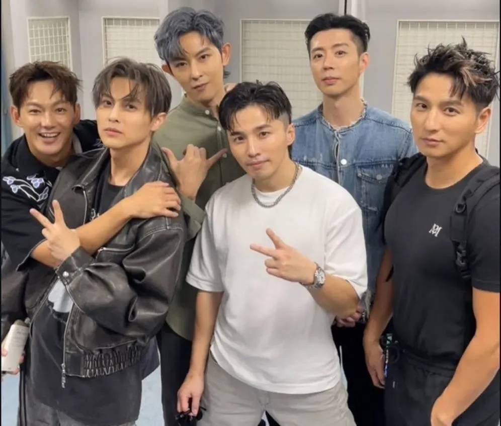 小杰（右2）稱與威廉（左）4月中在《KKBOX風雲榜》表演完後，都還沒有碰面。（圖／翻攝自小杰臉書）