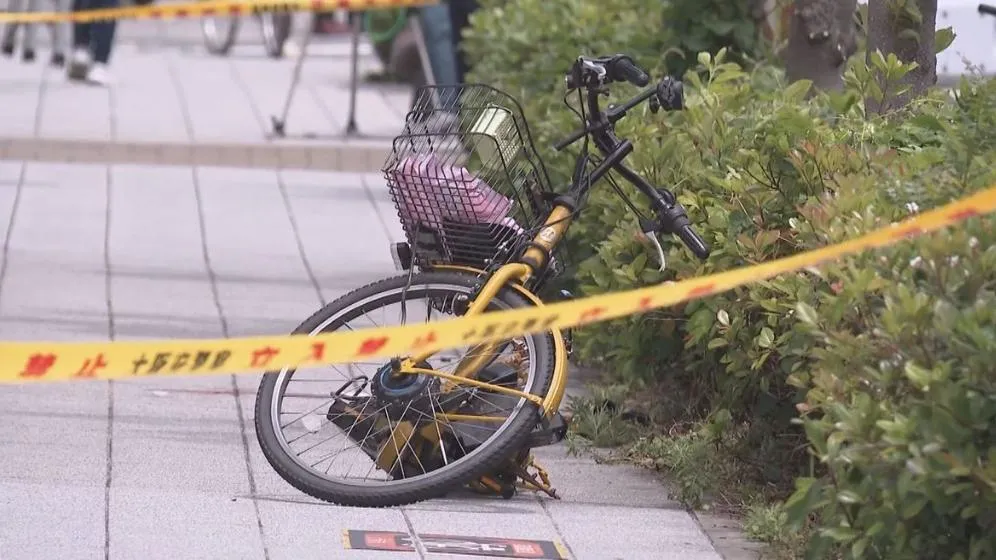 大阪市區19日上午驚傳墜樓死亡意外，不幸被波及的自行車騎士也送醫後不治。（圖／翻攝NNN）