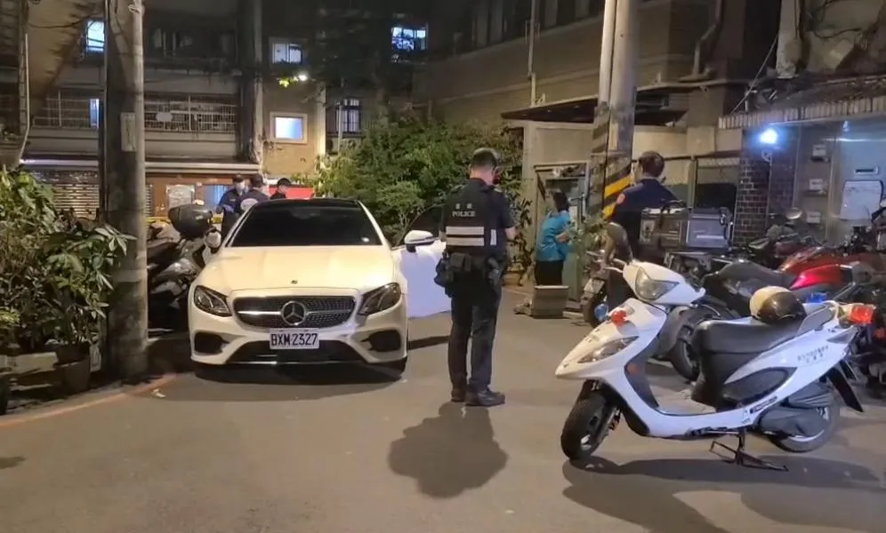 中和晚間發生通緝犯拒捕警方開槍逮捕嫌犯。（圖／翻攝畫面）
