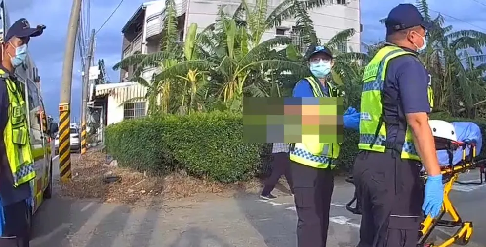 消防人員獲報到場，因黃姓夫妻遺體已發臭、長蛆，現場並未送醫。（圖／嘉縣消防局提供)
