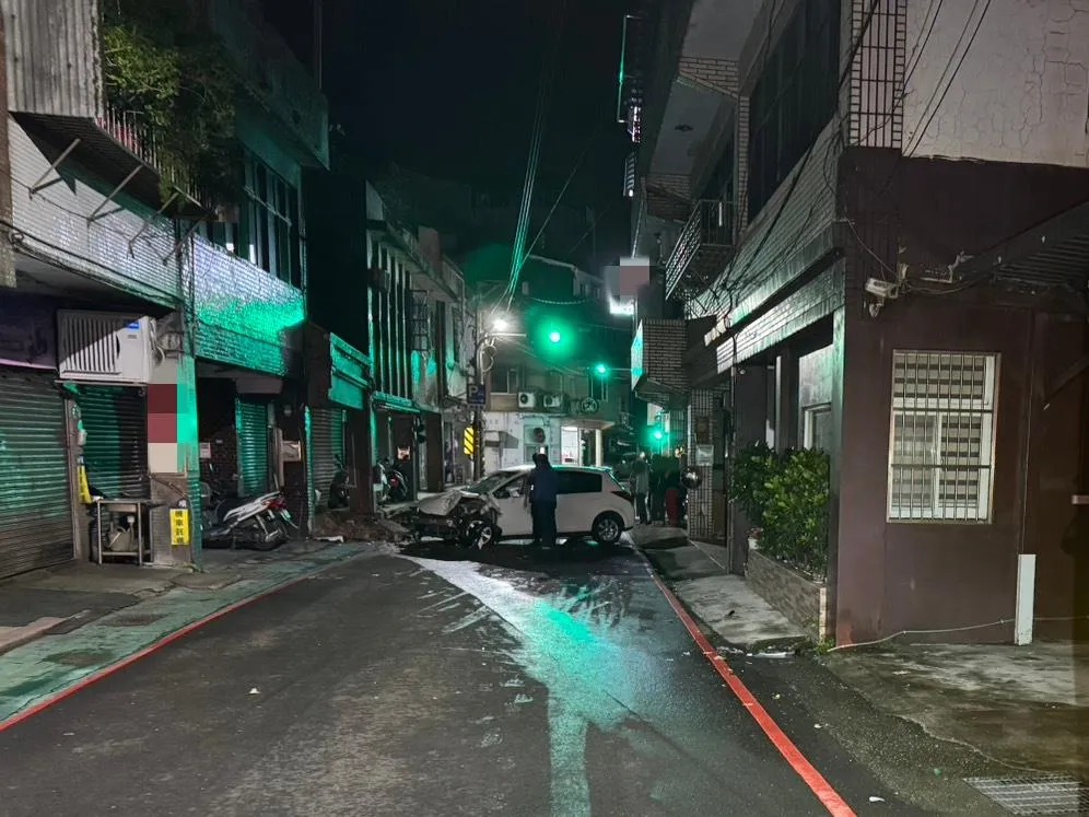新北市汐止發生一起小客車駕駛酒駕撞進民宅事件。（圖／警方提供）